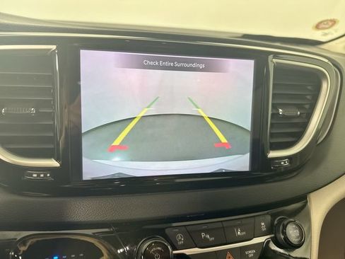 Used 2023 Chrysler Pacifica Touring-L FWD image 8