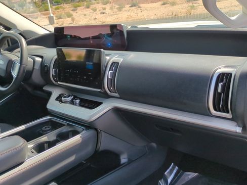 Used 2025 Ford Expedition Active image 31