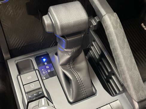 Certified 2025 Toyota Tacoma SR5 AWD/4WD image 26