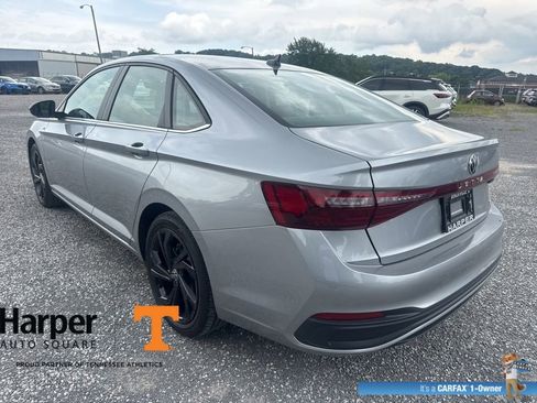 Used 2025 Volkswagen Jetta SE w/ Sunroof Package FWD image 3
