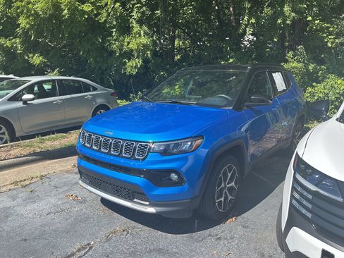 Used 2025 Jeep Compass Limited AWD/4WD image 2