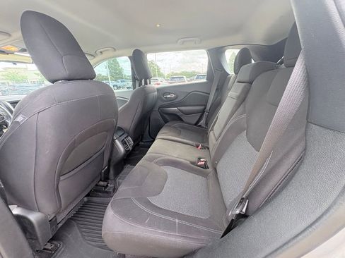 Used 2019 Jeep Cherokee Latitude w/ Popular Appearance Group FWD image 7