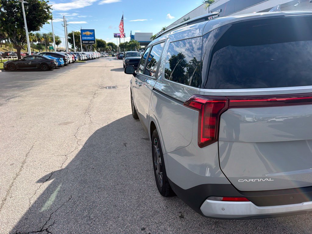 Used 2025 Kia Carnival EX FWD image 11