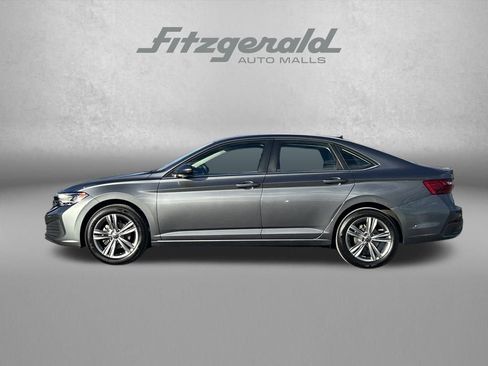 Used 2024 Volkswagen Jetta SE image 4