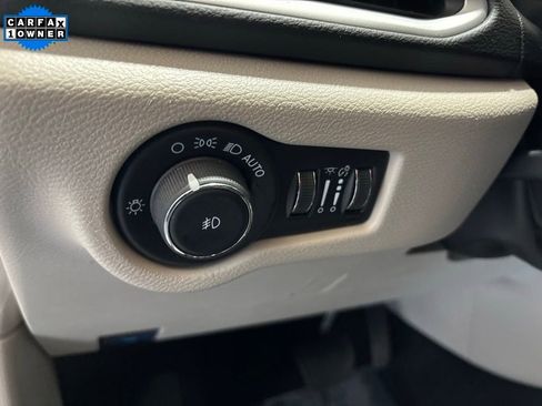 Used 2024 Chrysler Pacifica Touring-L image 14