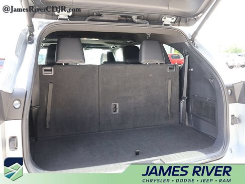 Used 2025 Toyota Highlander XSE AWD/4WD image 16