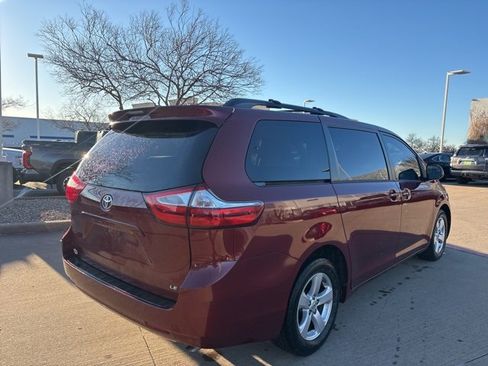 Used 2017 Toyota Sienna LE image 5