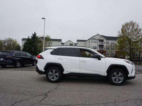 Used 2022 Toyota RAV4 LE image 3