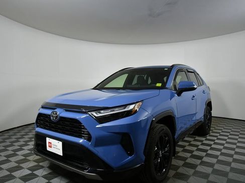 Used 2025 Toyota RAV4 SE image 6