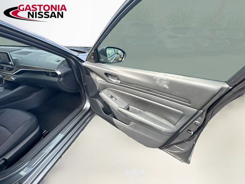 Used 2025 Nissan Altima 2.5 SV FWD image 37