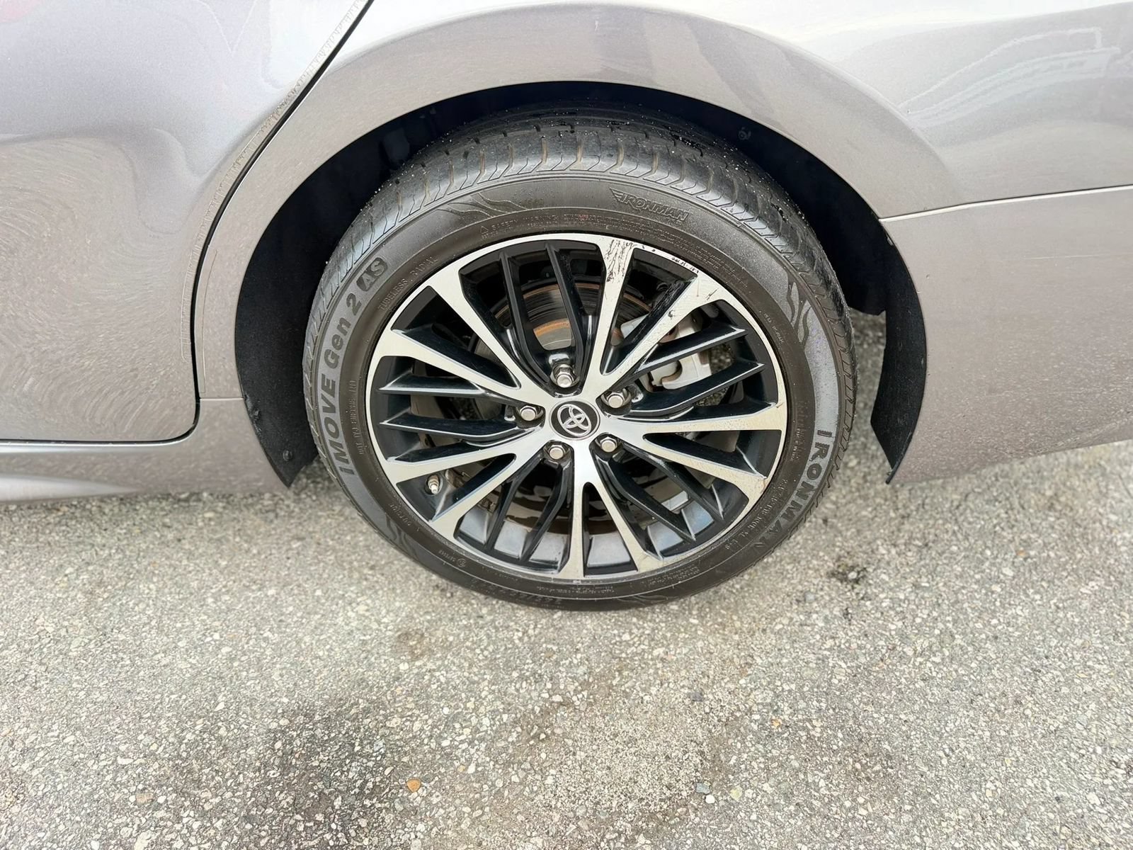 Used 2019 Toyota Camry SE FWD image 4