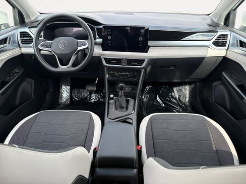 Used 2025 Volkswagen Taos SE image 3