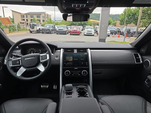 Certified 2025 Land Rover Discovery Dynamic SE image 19