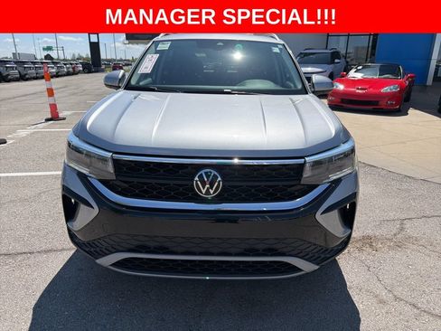Used 2023 Volkswagen Taos SE w/ Panoramic Sunroof Package AWD/4WD image 8