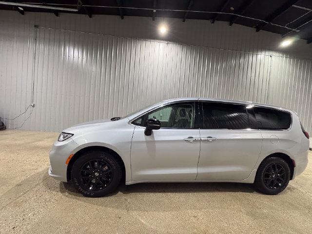 Used 2024 Chrysler Pacifica Touring-L FWD image 2