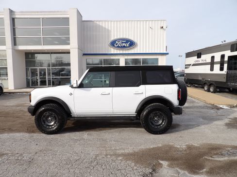 New 2024 Ford Bronco Outer Banks image 1