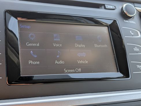 Used 2019 Toyota Highlander LE w/ Carpet Mat Package (TMS) AWD/4WD image 23