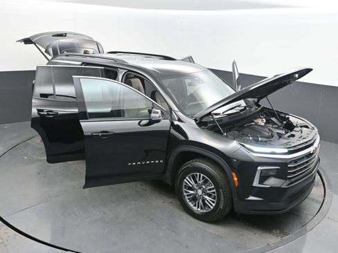 Used 2025 Chevrolet Traverse LT image 41