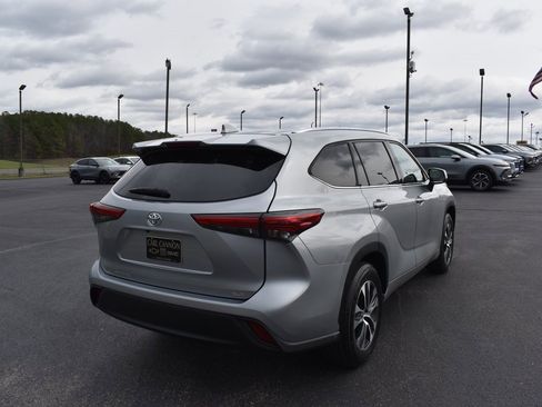 Used 2021 Toyota Highlander XLE image 3