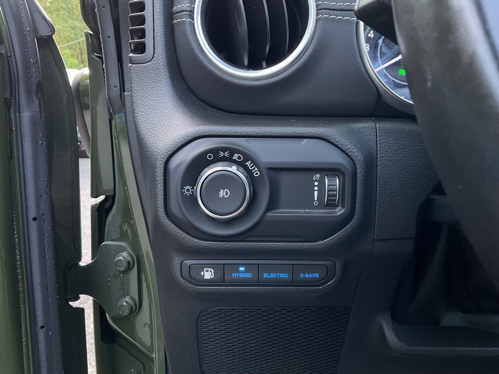 Used 2023 Jeep Wrangler Unlimited Sahara w/ Cold Weather Group AWD/4WD image 14