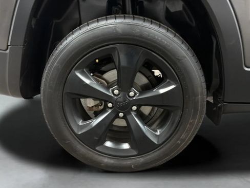 Used 2018 Jeep Cherokee Latitude w/ Altitude Package FWD image 24