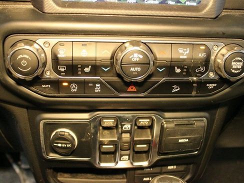 Used 2019 Jeep Wrangler Unlimited Sahara w/ Uconnect 4C Nav & Sound Group image 21