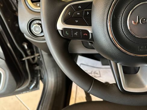 Used 2018 Jeep Renegade Latitude AWD/4WD image 11