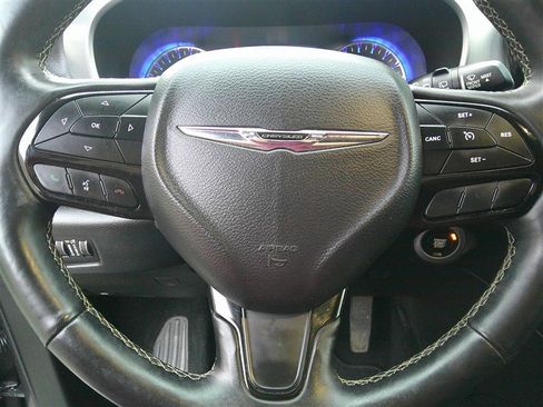 Used 2018 Chrysler Pacifica Touring-L Plus w/ S Appearance Package FWD image 11