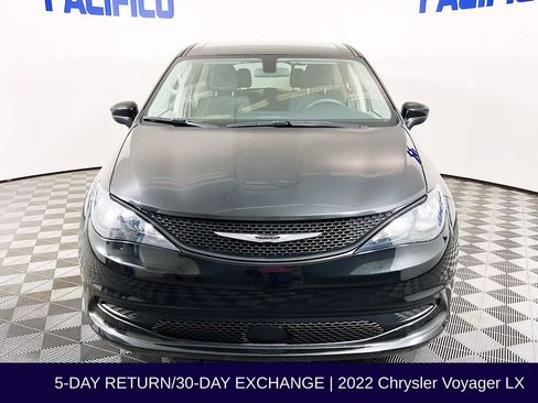 Used 2022 Chrysler Voyager LX image 3