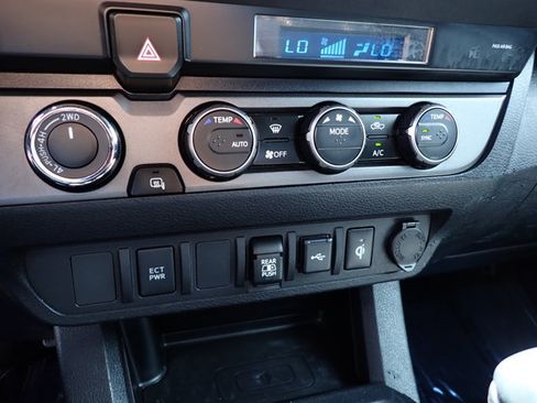 Used 2023 Toyota Tacoma TRD Off-Road AWD/4WD image 18