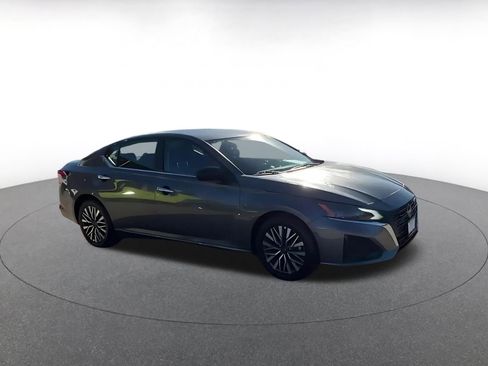 Used 2025 Nissan Altima 2.5 SV FWD image 2