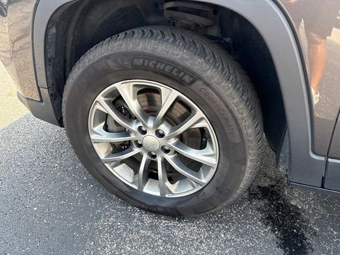 Used 2019 Jeep Cherokee Latitude Plus w/ Cold Weather Group AWD/4WD image 6