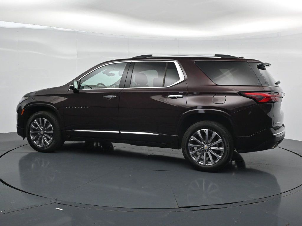 Used 2023 Chevrolet Traverse Premier FWD image 4