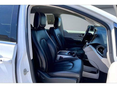 Certified 2024 Chrysler Pacifica Touring-L FWD image 50