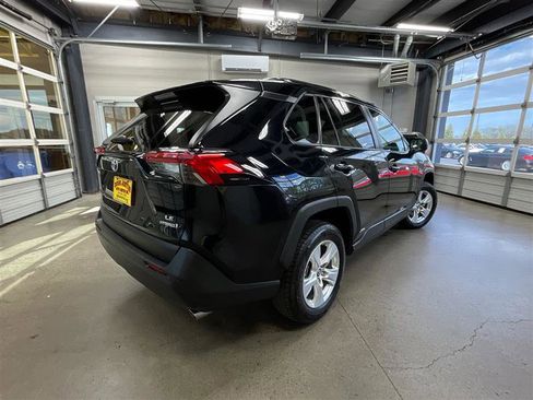 Used 2021 Toyota RAV4 LE AWD/4WD image 5