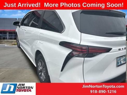 Used 2021 Toyota Sienna LE FWD image 5