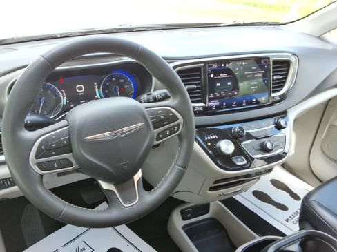 Used 2023 Chrysler Pacifica Touring-L FWD image 12