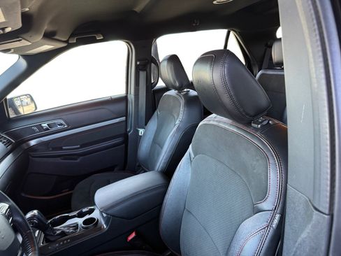 Used 2018 Ford Explorer XLT FWD image 10