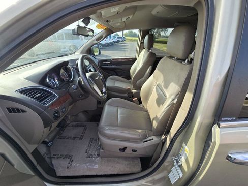 Used 2011 Chrysler Town & Country Limited image 9
