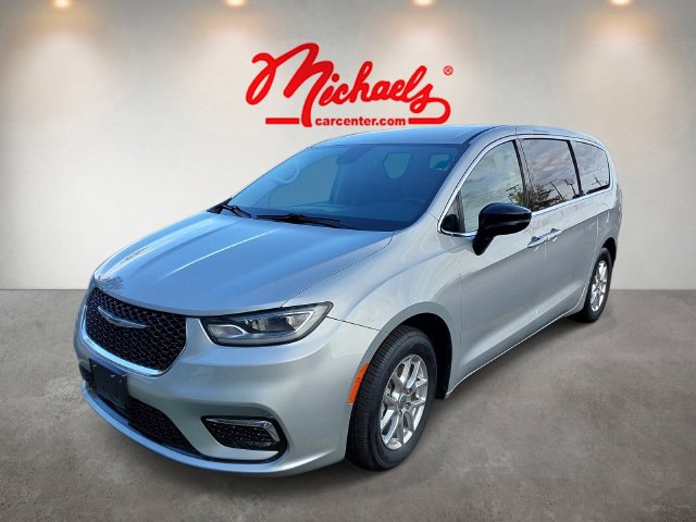 Used 2024 Chrysler Pacifica Touring-L FWD image 3