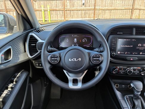 Used 2025 Kia Soul LX w/ LX Technology Package FWD image 27