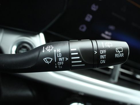 Used 2024 Chevrolet Trax LT w/ LT Convenience Package FWD image 31