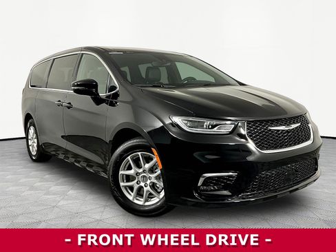 Used 2025 Chrysler Pacifica Select FWD image 3