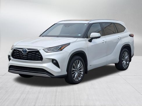 Used 2024 Toyota Highlander Platinum AWD/4WD image 3