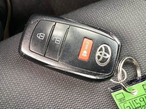 Used 2022 Toyota Corolla Cross LE image 29