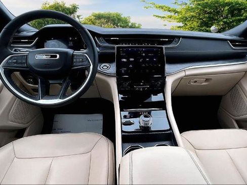 Used 2024 Jeep Grand Cherokee Limited image 15