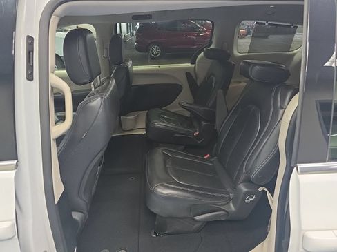 Used 2022 Chrysler Pacifica Touring-L FWD image 11