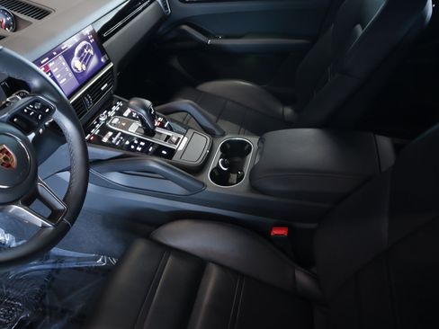Certified 2023 Porsche Cayenne Platinum Edition AWD/4WD image 21