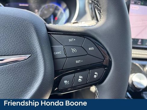 Used 2025 Chrysler Pacifica Limited FWD image 18