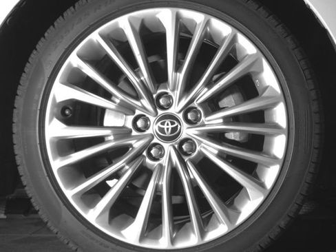 Used 2021 Toyota Avalon Limited FWD image 11
